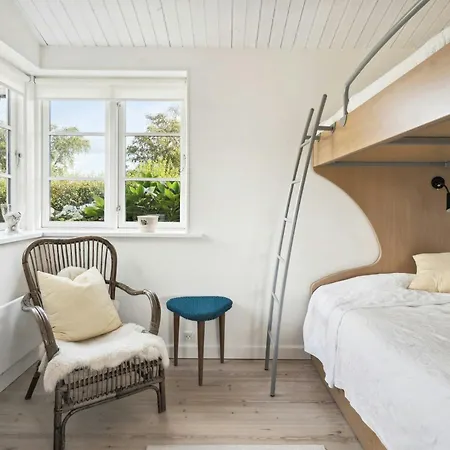 Idyllic Tranquility And Island Atmosphere On Thuro Dom wakacyjny